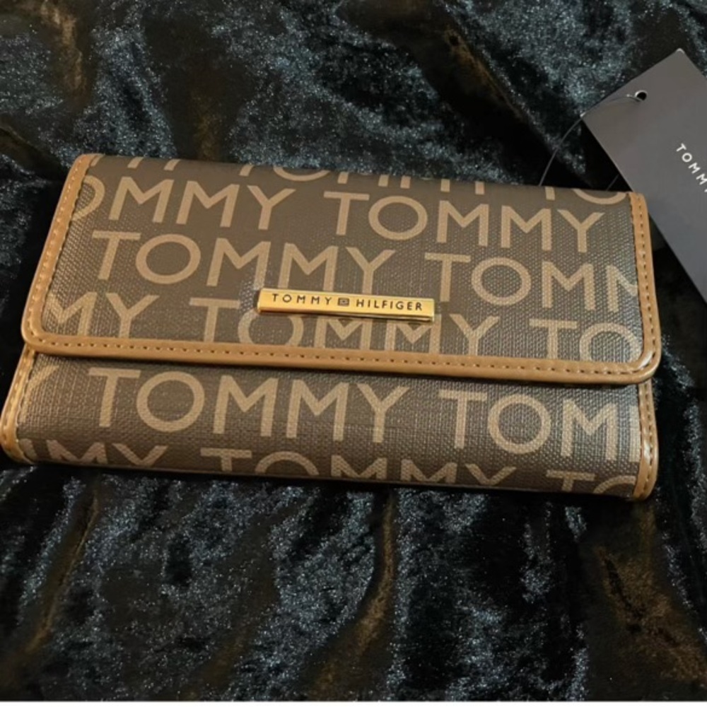 NWT Tommy Hilfiger Monogram Brown Wallet MRSP $78